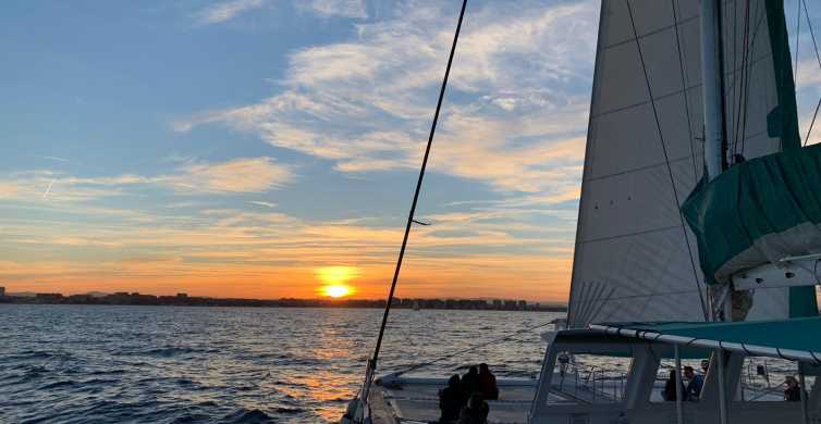 Dénia: crucero en catamarán al atardecer de 90 minutos