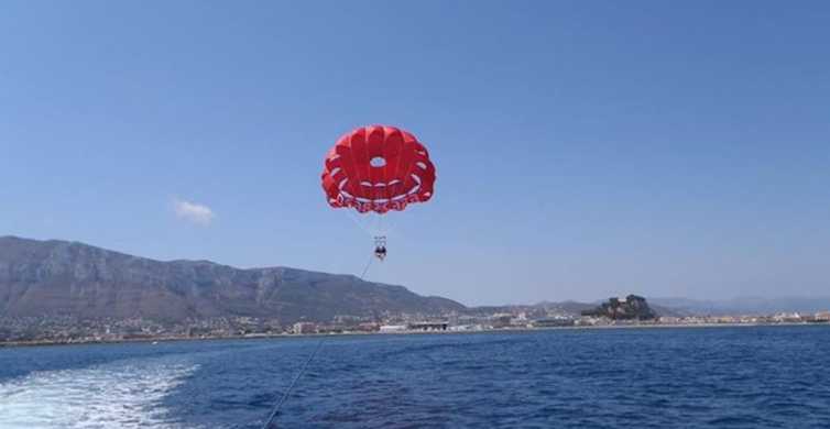 Dénia: viaje en barco de 1,5 horas y experiencia de parasailing