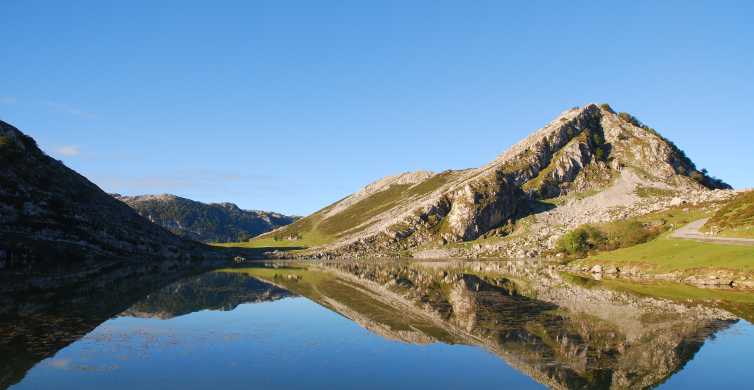 Desde Oviedo: excursión de un día en autobús a los lagos de Covadonga y Cangas de Onís