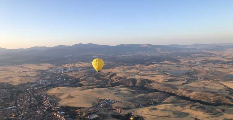 Segovia: vuelo en globo aerostático con comida y cava