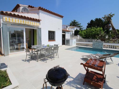 Charming Holiday Home in Empuriabrava with Pool