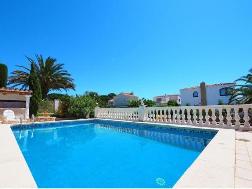 Villa in Empuriabrava with private pool suitable for families up to 6 people