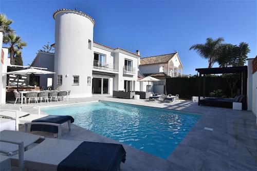 10054 - Luxurious Beach Side Villa