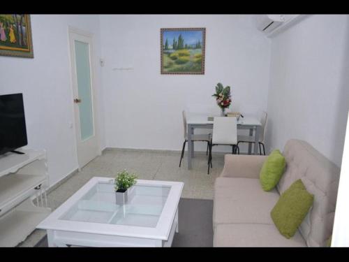 15 Minutes walk to the city centre and beach 3 bedroom Apartment Deluxe -esp1yr