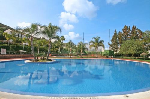 Modern 2 bedroom Duplex- golf, mountains,sea, pool