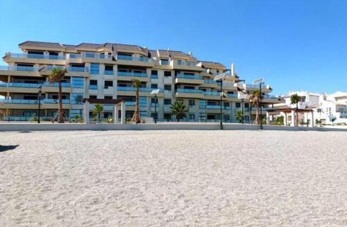 Puerto de la Duquesa beachfront apartment