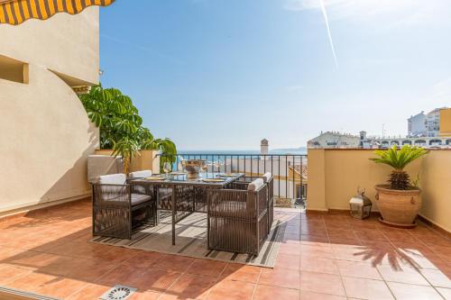 2 Bed Apartment, Big Terrace, Pool, Views + Beach!