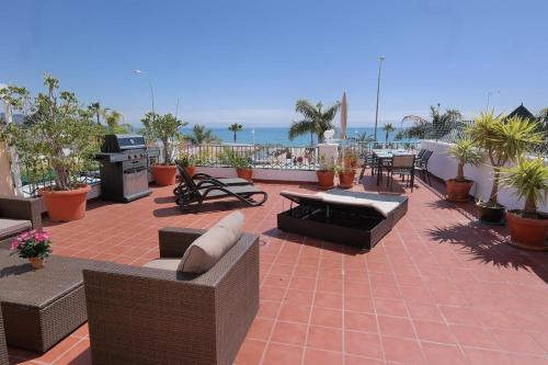3 bedroom beach frontline apartment with parking