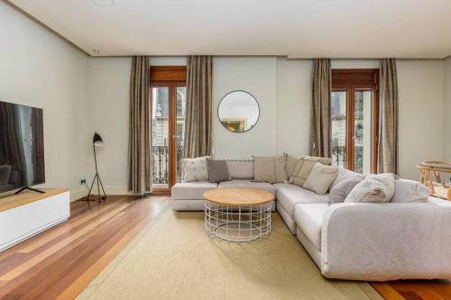 3br - 2bh Luxury Apartment @ Passeig De Gracia