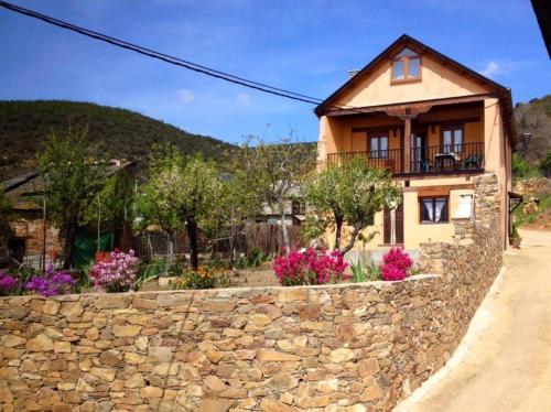4 bedrooms house with wifi at Tedejo