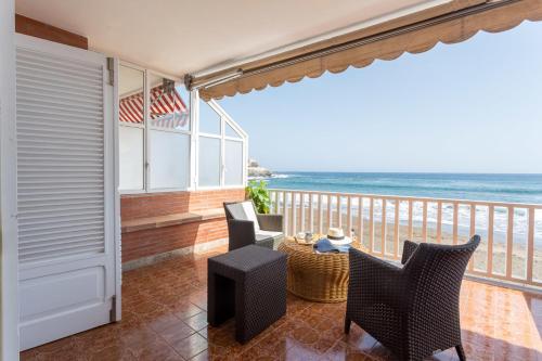 Apartment with terrace on the beachfront