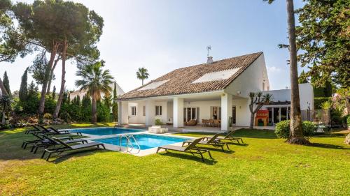 Splendid Villa With 6 Bedrooms Next To Mistral Beach