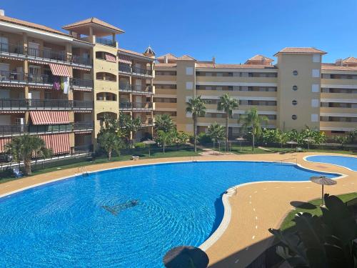 Acogedor apartamento con terraza y piscina en Canet