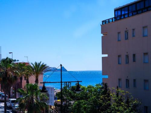 Acogedor Apartamento en la playa con terraza de vistas al mar.