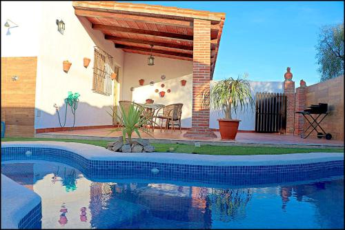 Acogedor chalet con piscina