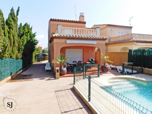 Agradable casa con piscina en Les Tres Cales