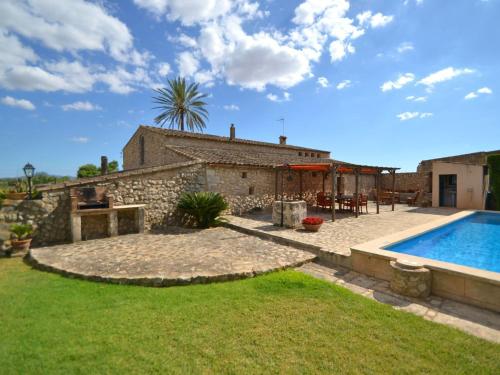 Beautiful child-friendly country house with private swimming pool and garden