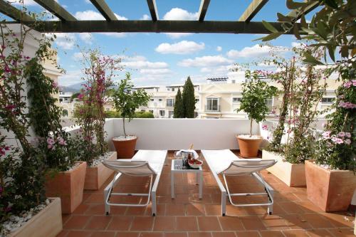 Spacious 2 Bed Duplex in Aloha Gardens close to Puerto Banus