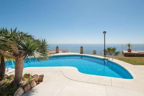 035 - Bright and Relaxing Two Bedroom Apartment with Sea Views from the Gardens