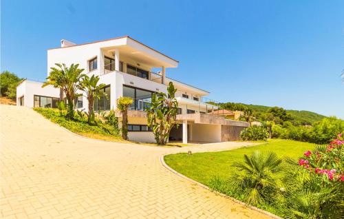 Amazing home in San Roque with Outdoor swimming pool, WiFi and 7 Bedrooms