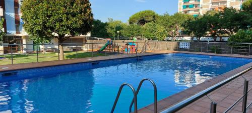 Apartament amb piscina al costat del mar