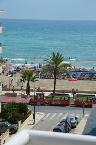 Apartamento céntrico en la playa con piscina.