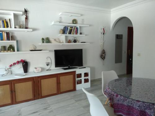 Apartamento cerca del mar con piscina y parking.