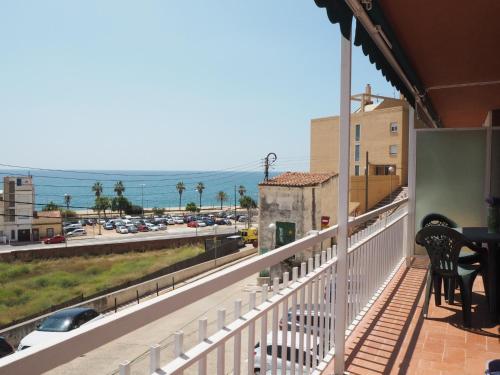 Apartamento con balcón y vistas al mar. 2min playa