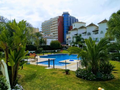 Apartamento con piscina y terraza junto a la playa