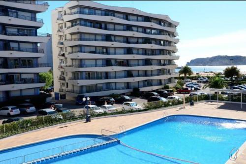 Apartamento con piscina y tenis. A 50m de la playa