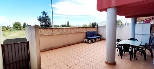 Apartamento con terraza y piscina