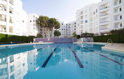 Apartamento con terraza y piscina a metros de la playa