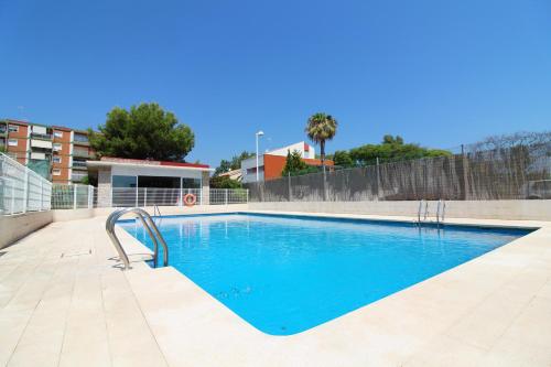 Apartamento con terraza y piscina a un paso de la playa