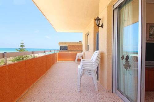 Apartamento con terraza y vistas a la playa