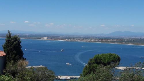 Apartamento con terraza y vistas al mar