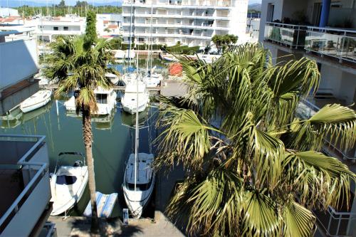 Apartamento con vistas al canal en residencia con piscina