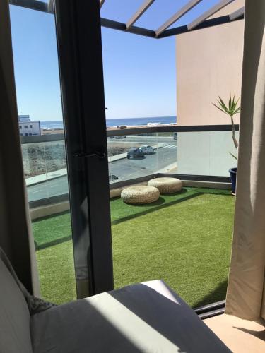 Apartamento con vistas al mar y piscina comunitaria. Zona los lagos