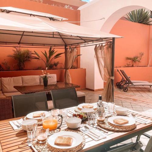 Large Terrace, private jacuzzi and barbecue in Costa Adeje