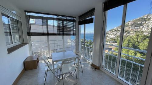 Apartamento en Canyelles playa con vistas al mar