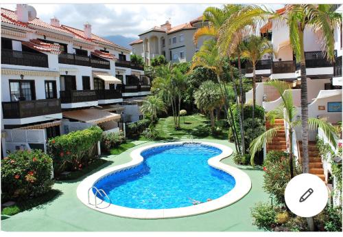 Apartamento con jardín y piscina B