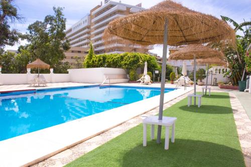 Apartamento en Playamar con terraza y piscina