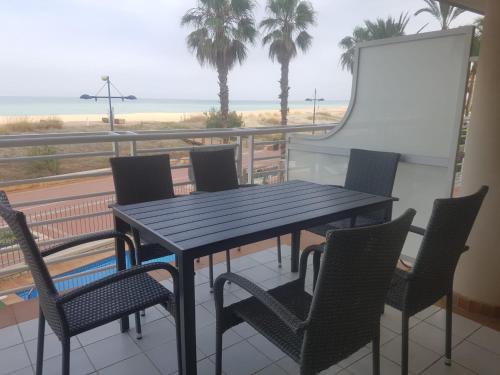 Apartamento en primera línea de playa con piscina y parking