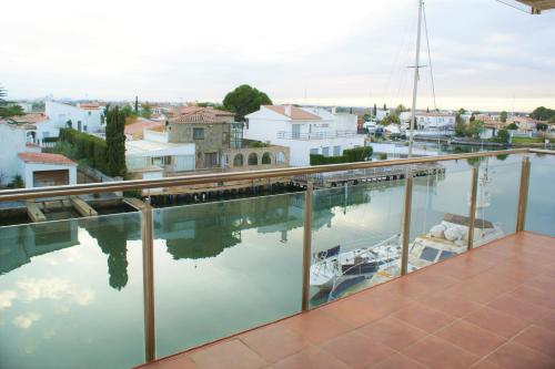 Apartamento en Roses con vistas al canal y piscina