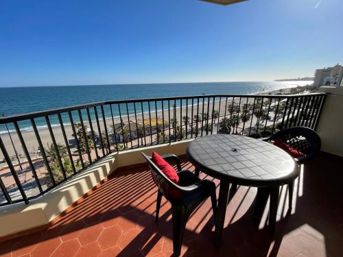 Apartamento frente al mar Primera linea de playa Apartment with 2 bedrooms Beachfront