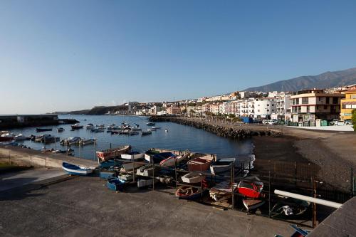 Apartamento frente al Puerto de Candelaria a 20 metros de la playa.