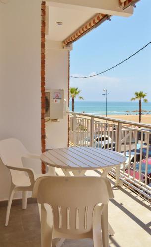 Apartamento luminoso frente a la playa. Av. Papa Luna