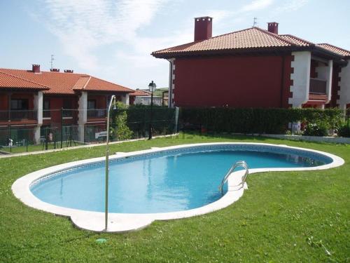 Apartamento Mar de Prellezo: parking y piscina comunitaria