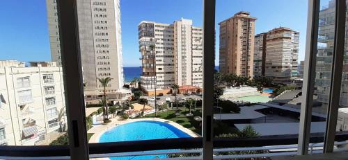 Apartamento mediterraneo, muy centrico, en Plaza Triangular, soleado, con jardines y piscina y la playa enfrente andando, con parking exterior comunitario