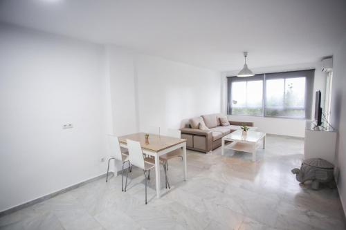 Apartamento en la Carihuela con Piscina y Parking, al lado de la Playa