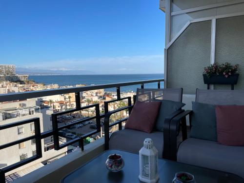 Apartamento totalmente reformado con piscina y jardines al lado de la playa de la Carihuela